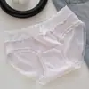 Calcinha feminina com detalhes em renda, laço vazado e estampa jacquard, antibacteriana 10A, entrepernas alongada, ideal para estudantes.