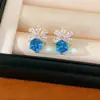 Aretes de plata bañada en oro real de 14k con aguja de plata, diseño de flor y cuadrado con zirconia, aretes versátiles y elegantes con un toque de lujo ligero y alta gama