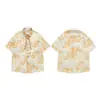 Camisa Floral Amarela Quente com Gradiente, Manga Curta, com Fita de Padrão Combinando e Pingente de Contas de Madeira, Modelagem Solta, Ombros Caídos, Camisa Tendência Unissex
