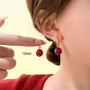 Brincos de Pérola Vermelha para Mulheres, Acessórios de Orelha Vermelhos, Design de Nicho para Outono e Inverno, Estilo de Luxo Leve de Alta Qualidade, Novos Brincos de Argola Tendência 2026