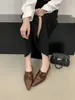 Aumentou 5 cm na primeira temporada de encontros~ Sapatos femininos de bico fino, decotados, estilo europeu e americano, com textura amassada, slip-on para o dia a dia
