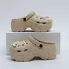 Zapatos ligeros de tacón alto perforados para usar al aire libre, cómodos y lindos, estilo casual de verano popular para mujeres, parejas y enfermeras