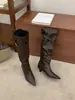 []Botas de salto alto bico fino estilo retrô para mulheres, coleção de inverno 2026, efeito emagrecedor, salto baixo, design plissado, com fivela de cinto, botas longas
