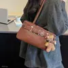 Peluche de Osito Colgante Exquisito Bolso de Gamuza de Moda Nueva 2026 Retro de Hombro Único Bolso de Axila para Mujer Otoño/Invierno