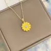 Luz colgante de flor de margarita amarilla con goteo de aceite transfronteriza europea y americana, collar de lujo para mujer, cadena para clavícula fresca de verano, no se desvanece