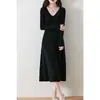 Vestido de punto de lana pura sencillo e informal de manga larga con cuello en V y abertura media para mujer, ajustado y nuevo para otoño e invierno.