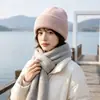 Gorro de punto para mujer, nuevo estilo otoño/invierno 2026, gorro cálido para ciclismo, viajes al aire libre y montañismo, hace que la cara se vea más pequeña