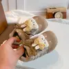 Sapatos para meninas, novo modelo outono 2026, tênis casuais infantis de sola macia, calçados esportivos versáteis e fofos para bebês meninas