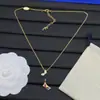 Collar de Letras de Lujo Ligero Nuevo Estilo Transfronterizo Europeo y Americano 2025 con Logo e Incrustaciones de Diamante para Mujer, Venta al por Mayor de Collares de Gama Alta