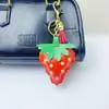 Llavero Creativo de Fresa con Borla de Cuero PU para Llaves de Coche Colgante de Bolso Accesorios Lindos para Auriculares Regalo