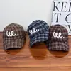 Gorra de Béisbol a Cuadros Estilo Retro Coreano con Letras para Mujer, Moda Casual Primavera y Verano, Gorra de Béisbol Versátil Bordada Estilo Universitario