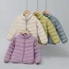 Jaqueta Acolchoada Leve com Gola Alta Youjia Clothing Outono e Inverno para Crianças Forro Quente Jaqueta Média e Grande para Meninos e Meninas 90 Veludo