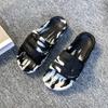 En el verano de 2024, la nueva tendencia de combinación de colores para hombres es usar chanclas de una tira para comercio exterior, sensación de pisar excremento, chanclas de una tira con tinte tie-dye