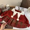 Roupa Infantil Estilo Coreano 2025 Novo Outono e Inverno Meninas Suéter com Pom-Pom e Laço Ano Novo Saia Xadrez Vermelha Conjunto de Duas Peças Tendência