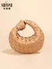Novo design de nicho, bolsa tecida à mão, versátil e estilosa, com alça de nó, exalando um toque de luxo e apresentando um design quadrado, em formato de mini dumpling.