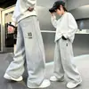 Pantalones de chándal anchos para niño de primavera y otoño, pantalones deportivos holgados y casuales, pantalones largos de color liso con estampado de letras 2026 para niños mayores, otoño