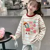 Camiseta listrada infantil 2026 primavera e outono novo estilo top casual moderno para meninas mais velhas base de moda