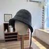 25 Novos Chapéus de Pescador Quentes de Tricô com Tira Colorida Estilo Coreano para Mulheres, Simples e Fashionável, Versátil para Viagem, Chapéu Balde Retrô