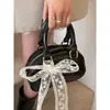 Bolso de Bowling de Moda de Nicho de Alta Apariencia para Mujer 2026 Nuevo Elegante Bolso de Hombro Cruzado con Relieve de Gama Alta