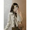 Una impresionante chaqueta de principios de otoño, la nueva colección 2026, un cárdigan corto de punto beige con cuello para mujeres petite.