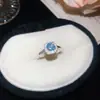 Luz suave y elegante~ Anillo abierto cuadrado de circonita cúbica super brillante estilo suave y dulce anillo para el dedo índice diseño de nicho sentido de diseño joyería para la mano