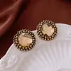 Brincos vintage de segunda mão, brincos versáteis retrô da moda para mulheres, acessórios de nicho de luxo leve, de alta qualidade e estilosos para atacado