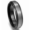 Em estoque uma geração de anel masculino de aço tungstênio com anel interno preto banhado de 6 mm de largura, cor natural