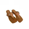 Chanclas de cuña con punta cuadrada y suela gruesa para mujer, nuevo estilo de verano 2026, sandalias de dedo con hebilla metálica para vacaciones