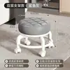Banqueta Dopamine Pequena com Rodas para Uso Doméstico, Banqueta Baixa Móvel com Rodízios, Banqueta Redonda Pequena, Banqueta para Sentar com Rodas Universais