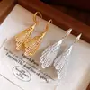 Pendientes colgantes con ganchos para orejas de encaje hueco de circón y perlas, pendientes de moda y exquisitos, lujo ligero con un toque de alta gama, diseño único y de nicho