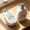Botella plana de champú acondicionador de hotel de alta gama personalizada de 660 ml, material PET, botella blanca de gel de ducha de rosca 32