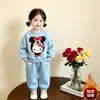 Novo conjunto infantil estilo doce: um conjunto inspirado em dopamina apresentando um moletom de lã com gravata borboleta e calças jogger estilosas, perfeito para outono e inverno