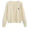 Dulce, picante y suave, este cárdigan de punto presenta un estilo preppy, perfecto para mujeres en la temporada otoño/invierno 2026. Es un top chic, versátil y adelgazante que irradia un ambiente único y refinado