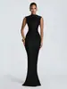 Vestido longo sem mangas com decote redondo, costas vazadas, amarração na cintura, caimento justo ao corpo, barra em cauda de peixe, elegante vestido de noite