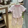 Conjunto Versátil de Verão para Meninas Calça Cargo de Manga Curta de Secagem Rápida Roupa Lindíssima Infantil Novo Modelo Verão 2026