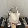 Bolsa Balde Simples de Mão Estilo Japonês para Mulheres Outono/Inverno 2025 Nova Bolsa de Ombro com Lenço Costurado Bolsa Transversal para o Dia a Dia
