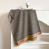 Bufanda jacquard imitación cachemira con letra D para mujer, chal de otoño e invierno, engrosada y cálida, de doble uso como calentador de cuello y manta para aire acondicionado, con un tacto de alta gama