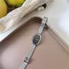 O Novo Relógio Oval de Nicho Feminino da Moda com Pulseira Minimalista de Bambu Cria uma Sensação de Sofisticação ao Redor do Pulso