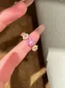 As Flores de Cerejeira Caindo São Tão Coloridas Quanto Bonitas, e o Anel de Flor de Cerejeira Tem um Design Moderno Que É Versátil e Pode Ser Usado em Camadas, Tornando-o um Acessório Doce e Estiloso