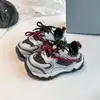 Zapatillas deportivas para niñas estilo coreano 2026 primavera y otoño nuevos modelos zapatillas de correr transpirables para niños zapatos de senderismo ligeros versátiles para exteriores