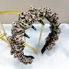 Diadema ondulada de tela con estampado de leopardo vintage para mujer, pinza para el pelo de corona alta, elegante para otoño e invierno, diadema versátil de lunares para lavarse la cara