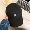 Boné de Baseball Bordado com Letras Coleção Primavera/Verão 2025 Chapéu Adulto Estilo Casal Aba Larga Boné Bico de Pato Emagrecimento Facial