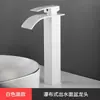 Diretamente do fabricante da torneira: torneiras de cascata para banheiro, torneiras de lavatório, torneiras de água fria e quente de bico largo estilo europeu