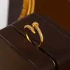Anillo de Zirconia para Uña Minimalista Estilo Europeo y Americano Electrochapado en Oro Real, Chapado en Oro Real de 18K, Anillo Versátil de Moda Hip-Hop para Mujeres