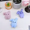 Lindo peluche de dibujos animados conejo de orejas rojas muñeco colgante broche bolsa zapato accesorio de ropa accesorio de juguete de peluche de conejo