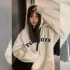 Sudadera con capucha retro de estilo coreano en blanco y gris para mujer, perfecta para otoño e invierno, con un look elegante y relajado que te hace ver más joven.