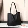 Bolso tote nuevo de gran capacidad para mujer 2026, con diseño de cuero estampado de lichi, un elegante bolso de hombro y un aspecto versátil de alta gama adecuado para el trabajo.