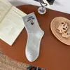 Estilo Outono e Inverno Meias de Tecido Listrado para Mulheres Meia até o Joelho Bordado de Desenho Meias com Babados Absorventes de Suor Confortáveis Casuais Versáteis