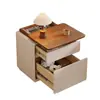 Mesa de cabeceira color block em madeira de nogueira com compartimentos ocultos, apresentando duas gavetas para armazenamento privado, um armário de cabeceira multifuncional para quartos de casa