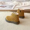 Botas de nieve informales versátiles estilo coreano para niñas con lunares, nuevo modelo de invierno 2026, botas de algodón con suela blanda y cremallera lateral para niños mayores, de moda